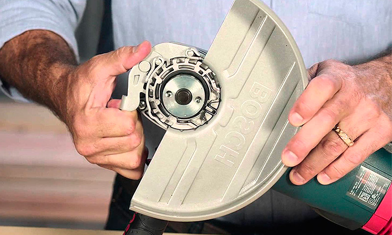 Réglage d'une garde de protection d'une meuleuse d'angle sans clé