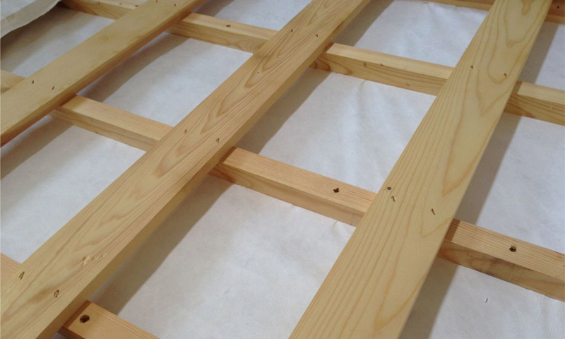 Tourner sous une tuile métallique