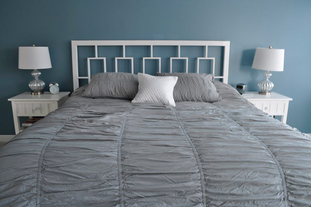 Tête de lit attachée au lit