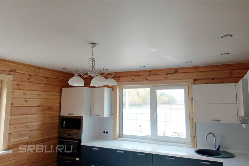 Plafond tendu dans une maison en bois