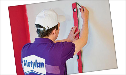 Disposition murale pour papier peint intissé