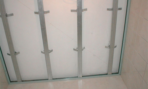 Lattes métalliques pour panneaux PVC